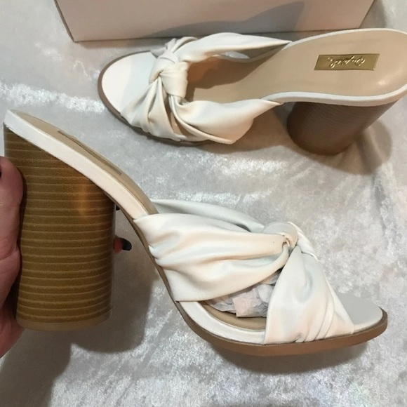 Charlotte Russe Shoes - 🆕white knot block  heels size 9